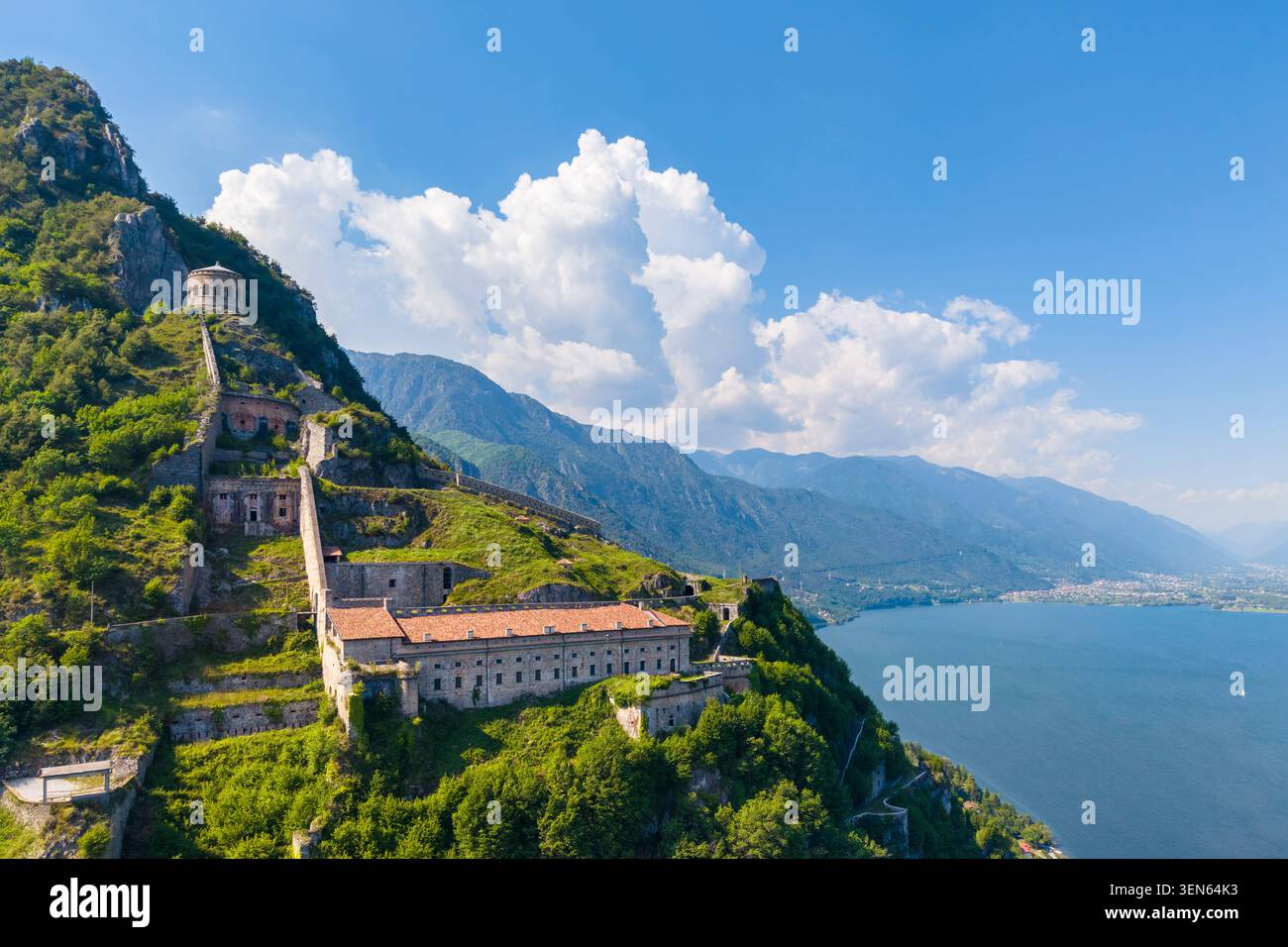 Aus der Vogelperspektive auf die alte Festung Rocca d'ANFO, die den Idro-See dominiert. ANFO, Valle Sabbia, Brescia District, Lombardei, Italien, Europa. Stockfoto