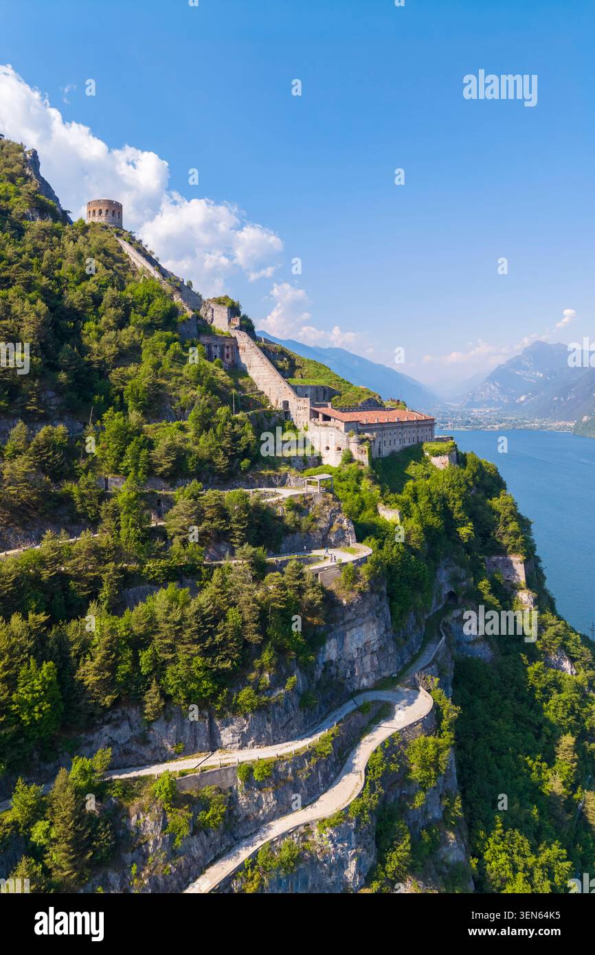 Aus der Vogelperspektive auf die alte Festung Rocca d'ANFO, die den Idro-See dominiert. ANFO, Valle Sabbia, Brescia District, Lombardei, Italien, Europa. Stockfoto