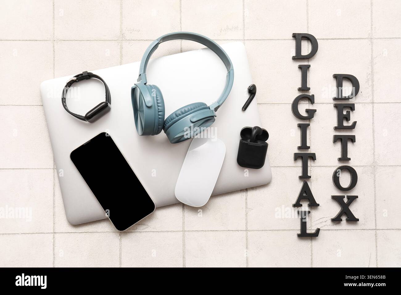 Digitale DETOX mit modernen elektronischen Geräten und Laptop auf strukturiertem Hintergrund wird das Wort „digitale DETOX“ mit einzelnen Buchstaben geschrieben Stockfoto