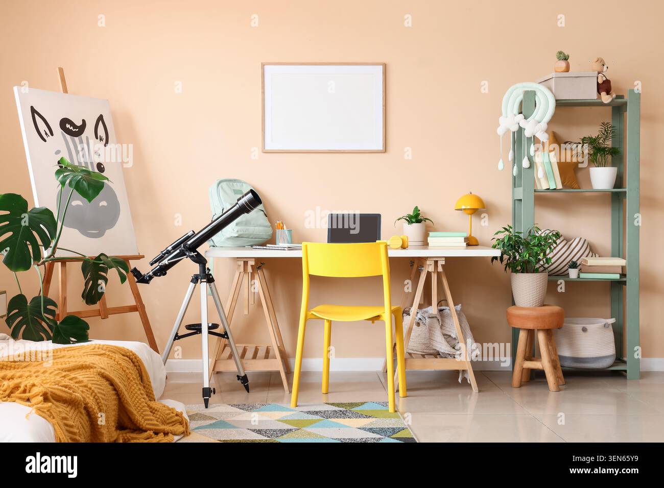 Modernes Kinderzimmer mit Schreibtisch, Teleskop und kreativer Einrichtung zum Lernen und Spielen Stockfoto
