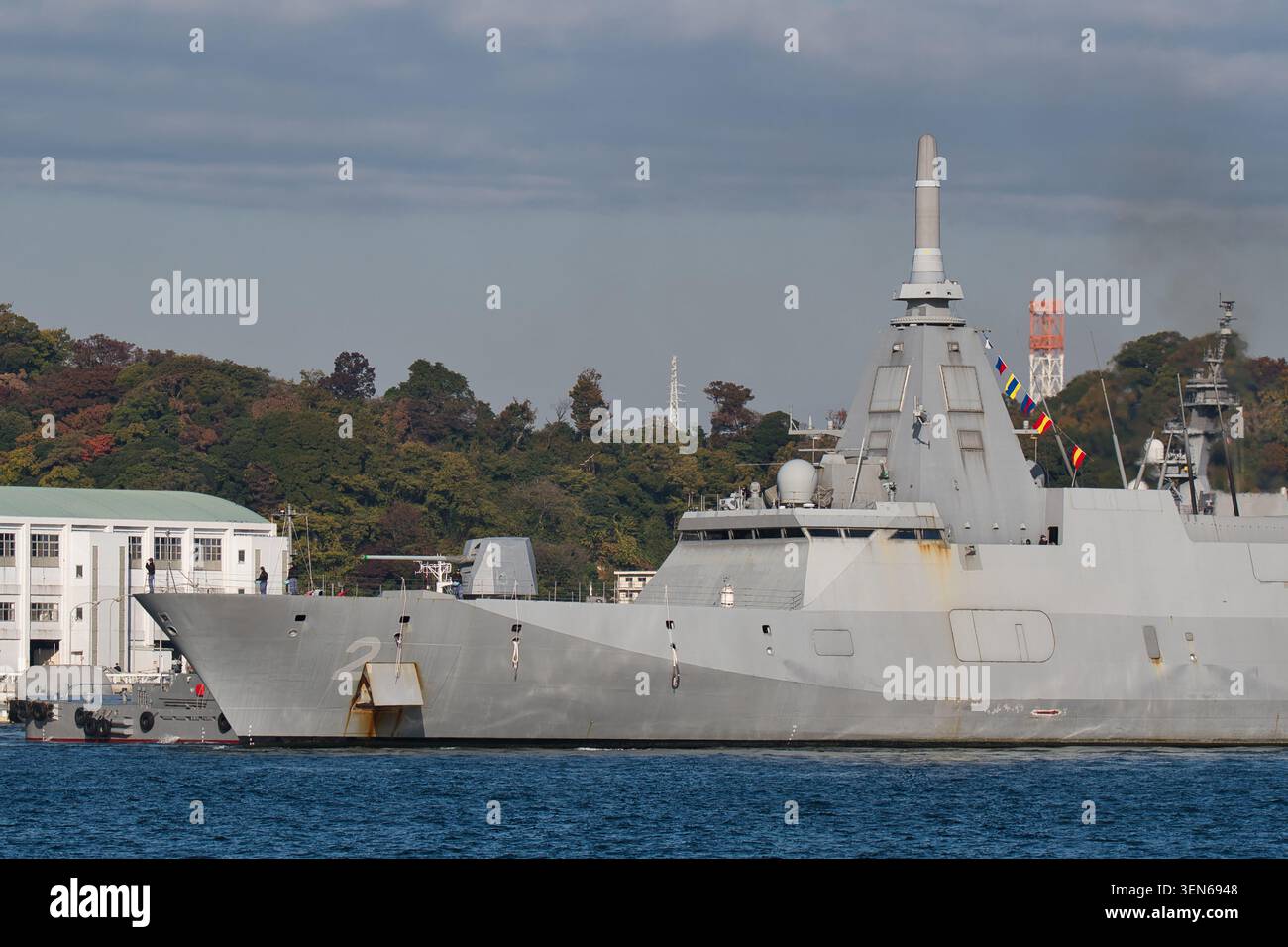 Japan Maritime Self-Defense Force (JMSDF) JS Kumano (FFM-2), Fregatte der Mogami-Klasse, die sich im Hafen Yokosuka, Japan, befindet. Stockfoto