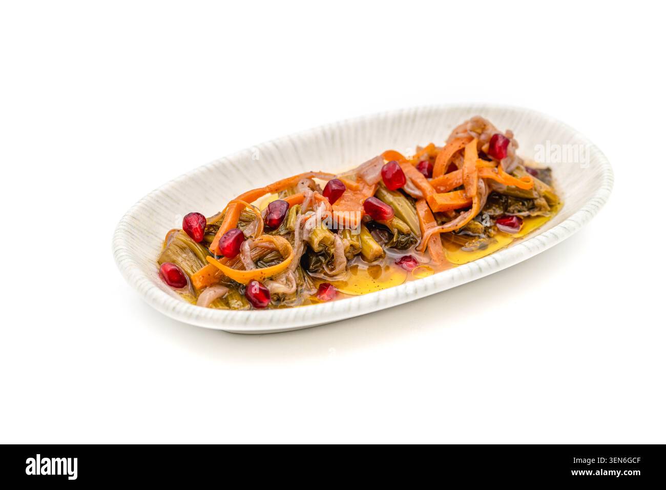 Traditionelles türkisches Samphir Meze mit Gemüse und Granatapfel isoliert auf weißem Hintergrund Stockfoto