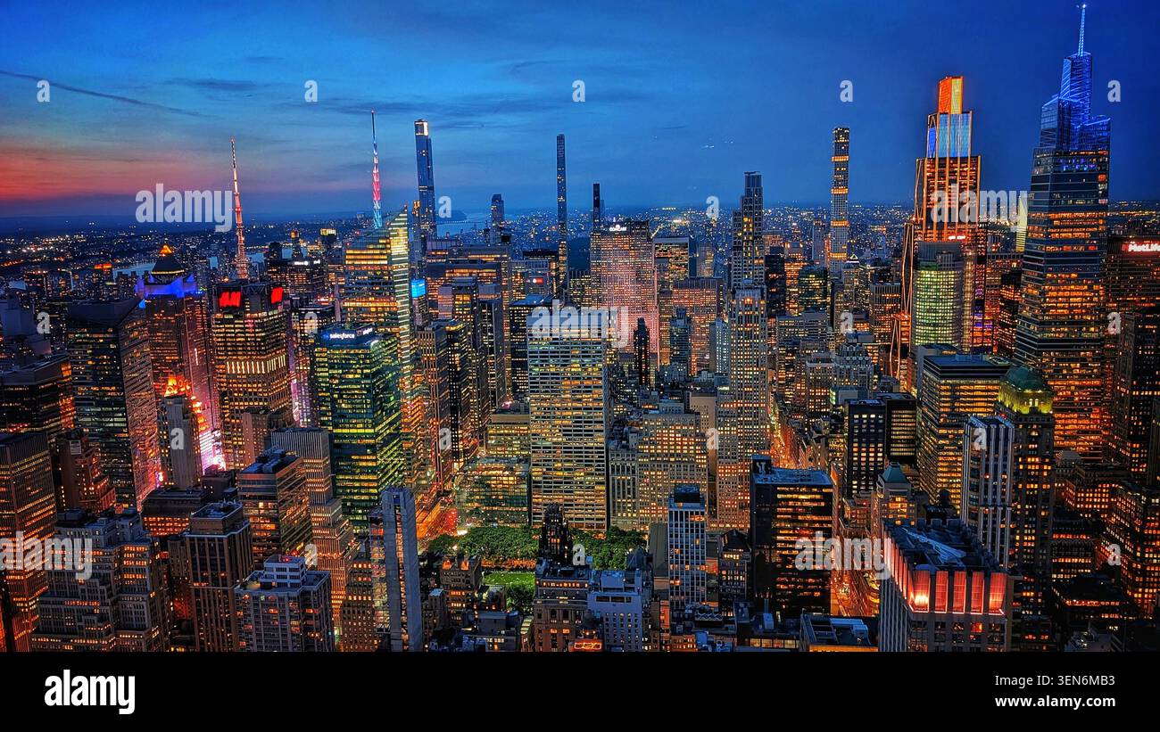 Panoramablick auf die Skyline von Manhattan zur blauen Stunde, von der Aussichtsplattform des Empire State Building in New York City, USA - Smartphone-aufgenommenes Stockfoto