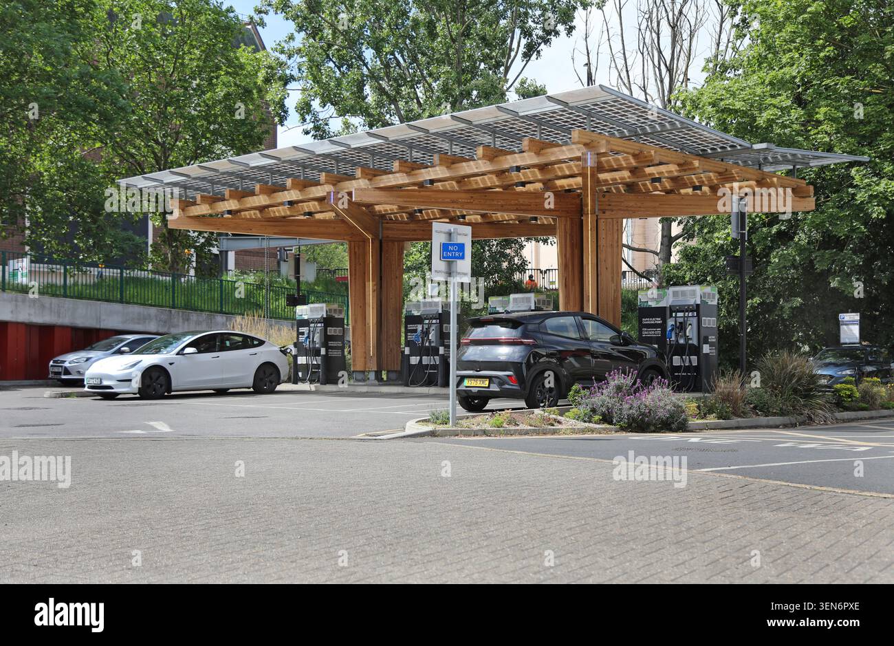 ESB Energy Elektroauto-Ladestation in Woolwich, Südosten Londons. Autos, die unter einem neuen Vordach aus Verbundholz geparkt werden. Stockfoto