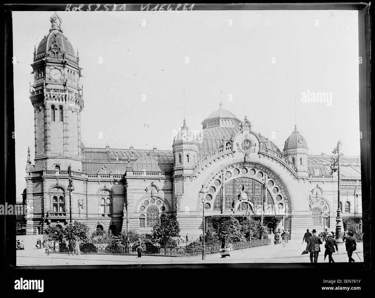 Der Hauptbahnhof in Köln erscheint 1918 in einem von Agence Rol in Auftrag gegebenen Pressefoto und zeichnet den Eisenbahnkomplex innerhalb der Stadt auf. Stockfoto