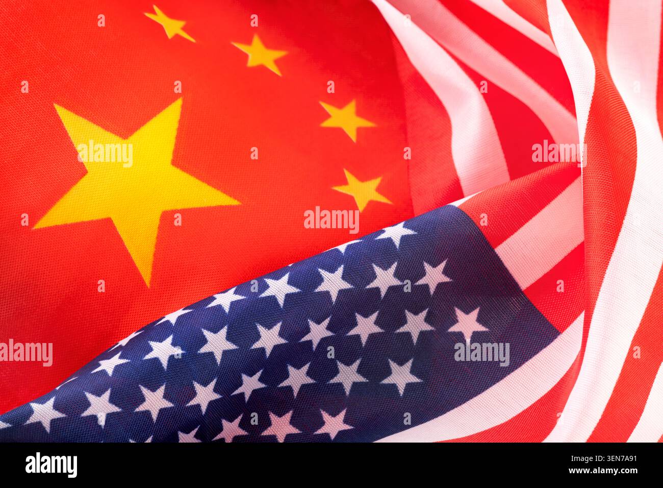 Die Flaggen der Vereinigten Staaten und Chinas zusammen. Das Konzept der geopolitischen Spannungen zwischen den beiden Ländern. Internationale Beziehungen. Politische Verhandlungen Stockfoto