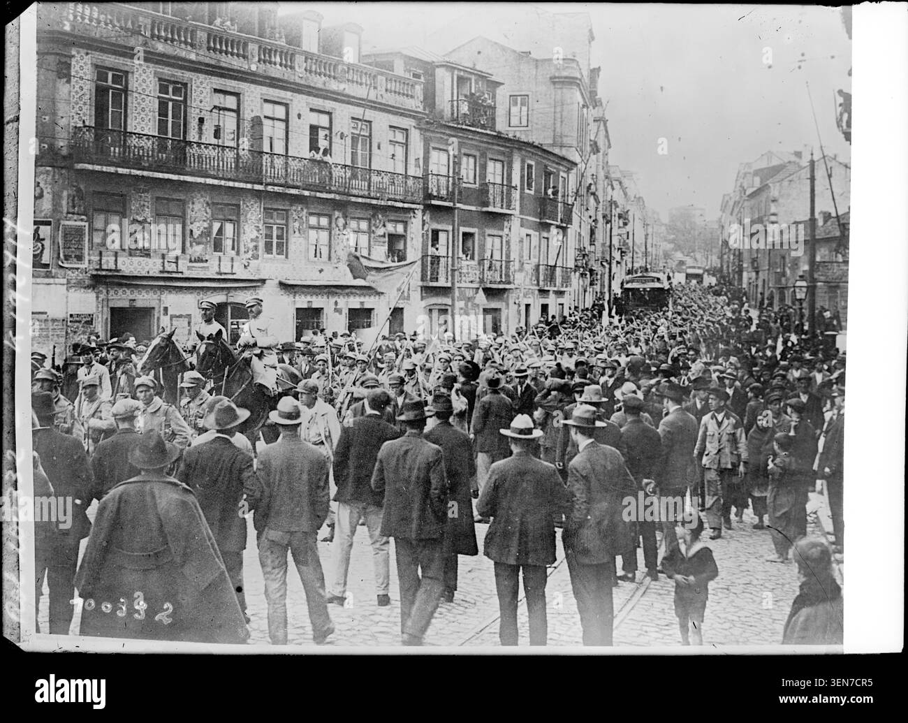 Die Streitkräfte sind mit den Unruhen in Lissabon, Portugal, im Jahr 1925 in Verbindung gebracht. Das Pressefoto zeichnet Ereignisse im Zusammenhang mit einer Revolte in der portugiesischen Hauptstadt auf und ist Teil der Nachrichtenberichterstattung von Agence Rol über die Störung. Stockfoto