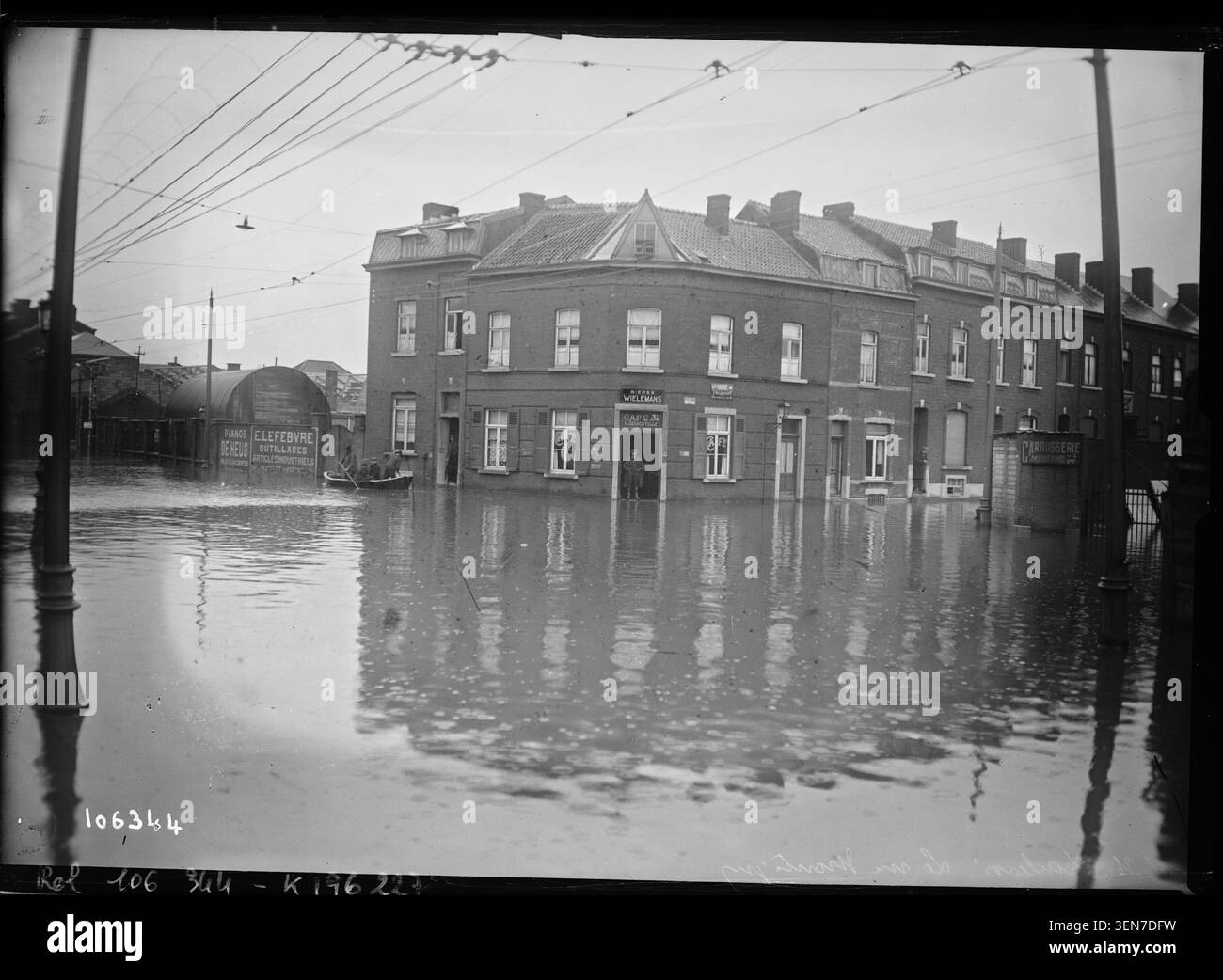 Die Überschwemmungen in Charleroi betreffen die Rue Montigny auf diesem Pressefoto von Agence Rol aus dem Jahr 1926. Das Schwarzweißbild zeichnet Schäden auf, die durch Wasser in der Stadt während der Zwischenkriegszeit verursacht wurden. Stockfoto