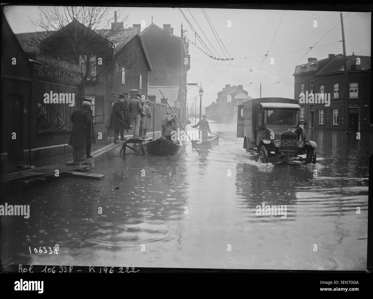 Die Überschwemmungen in Charleroi betreffen die Rue Montigny auf diesem Pressefoto von Agence Rol aus dem Jahr 1926. Das Schwarzweißbild zeichnet Schäden auf, die durch Wasser in der Stadt während der Zwischenkriegszeit verursacht wurden. Stockfoto