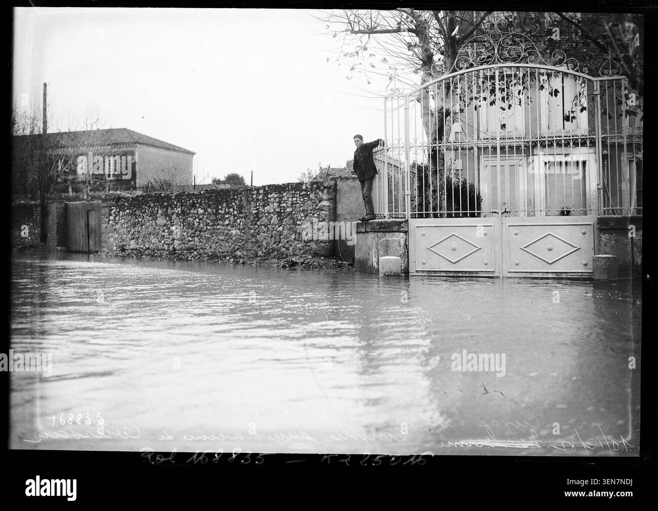 Die Avenue de Coursan in Cuxac-d'Aude wird am 18. Dezember 1932 überflutet, was Schäden durch Wasser in den Straßen und Störungen des lokalen Verkehrs auf einem Pressefoto von Agence Rol feststellt. Stockfoto