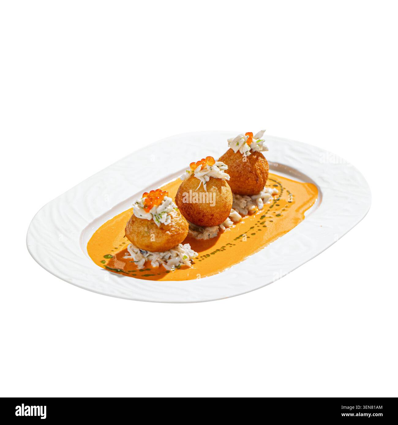 Goldene gebratene Krabbenkroketten mit Kaviar Stockfoto