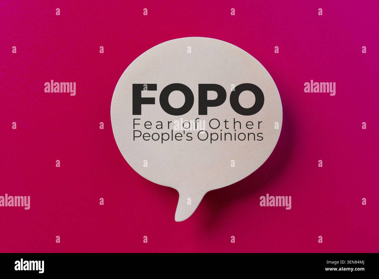 Eine Sprechblase mit Text FOPO Angst vor den Meinungen anderer Menschen. Soziale Angst, Peer-Druck, Bewusstsein für psychische Gesundheit. Stockfoto