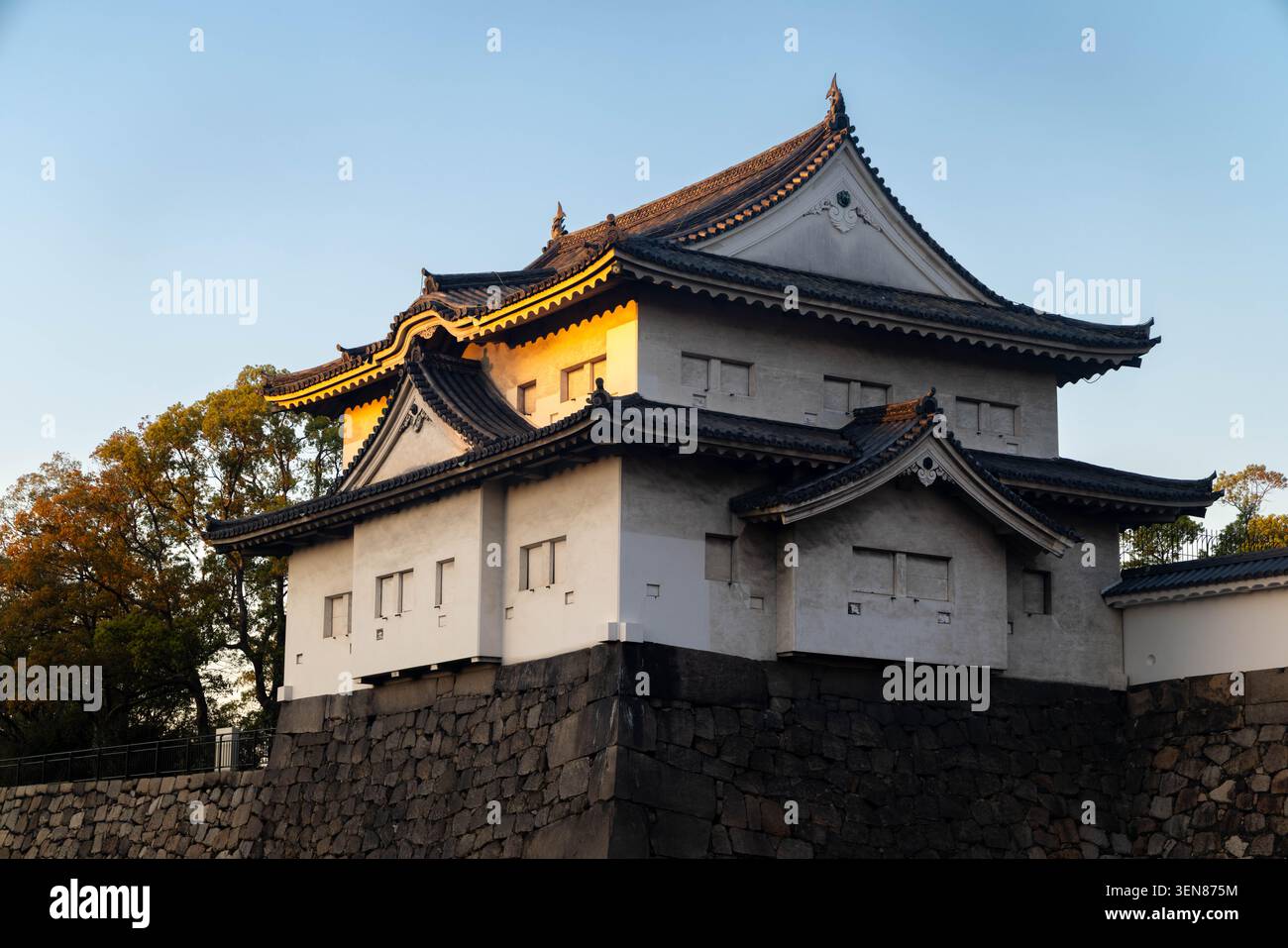 Das historische Rokuban-Yagura Turmholz historische Burggebäude bei Sonnenuntergang, Osaka Castle Park, Osaka. Japan Stockfoto