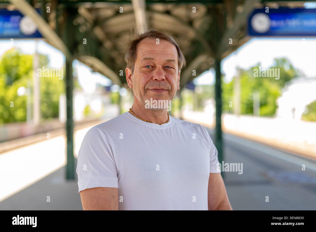 Mann steht auf dem Bahnsteig. Stockfoto