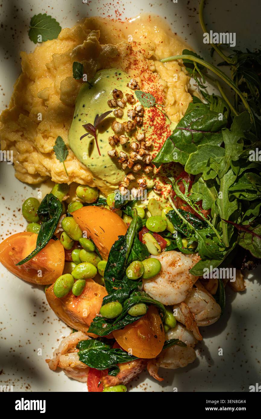 Rührei mit Garnelen und frischem Gemüse Stockfoto