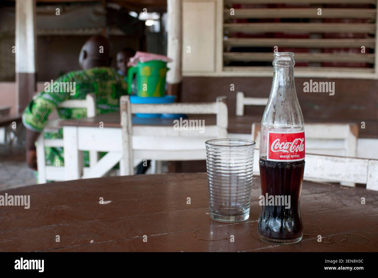 UN maquis EST un endroit ou l'on peut boire et manger à Cotonou. La Marque de Boisson Coca-Cola EST une marque très présente au Benin. Coca-Cola EST Stockfoto