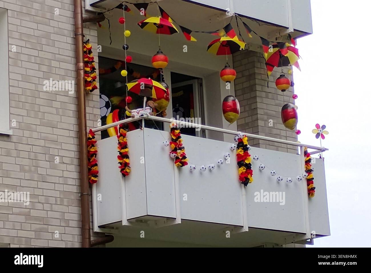 Balkon / dekoriert / Deutschland / Flagge / Fahnen / schwarz, rot und Gold / Fußball Balkon / geschmueckt / Deutschland / Fahne / Fahnen / Flagge / Fahnen / Flagge / Fahnen Stockfoto