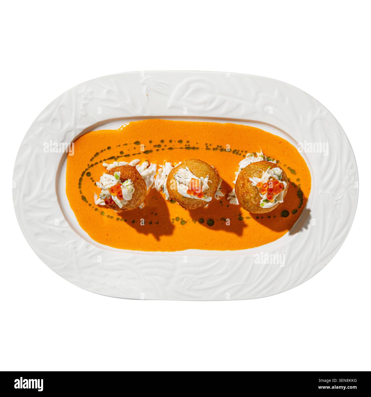 Goldene gebratene Krabbenkroketten mit Kaviar Stockfoto
