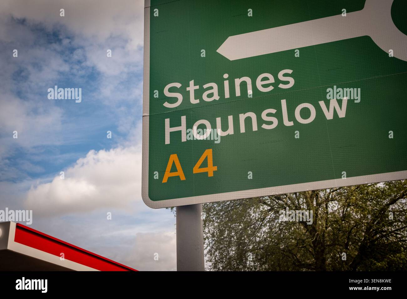 LONDON - 16. APRIL 2026: KEW BRIDGE - Straßenschild Staines Hounslow A4 Stockfoto