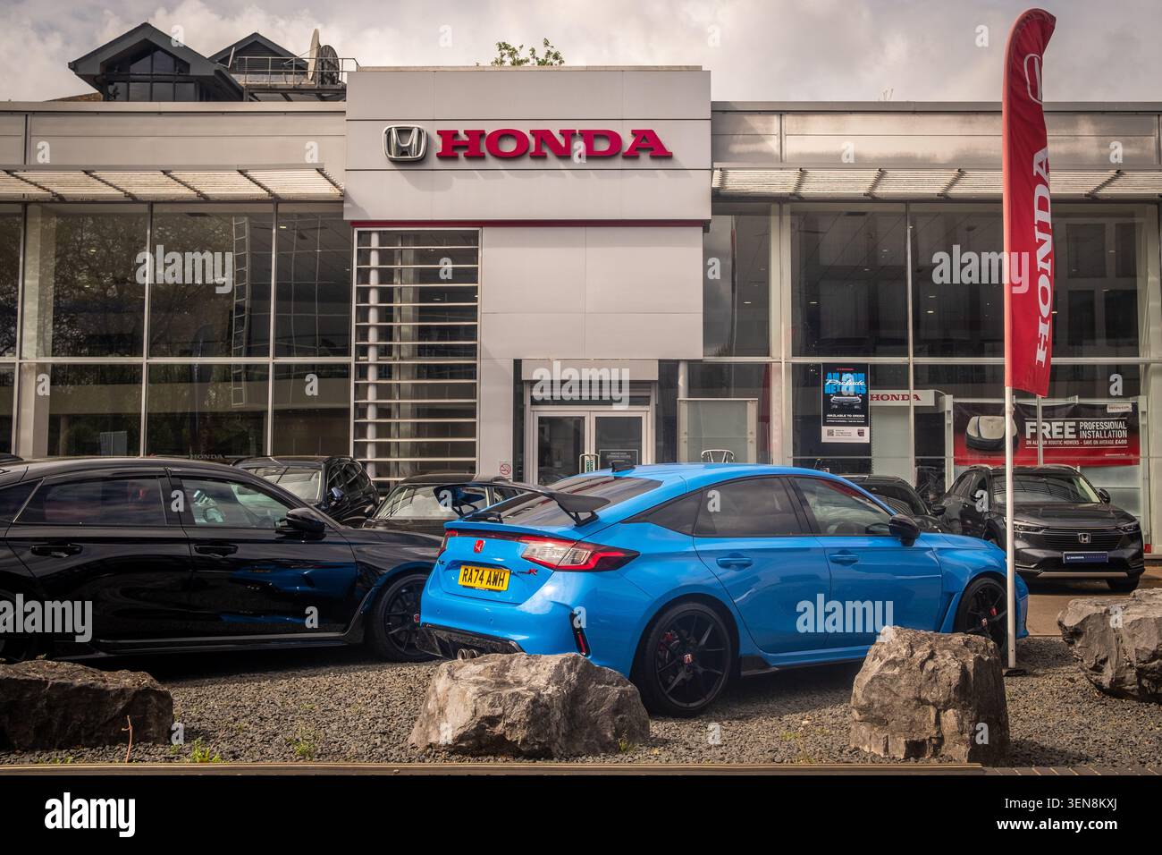 LONDON – 16. APRIL 2026: Chiswick High Road – Honda Autohändler mit Civic Type R Stockfoto
