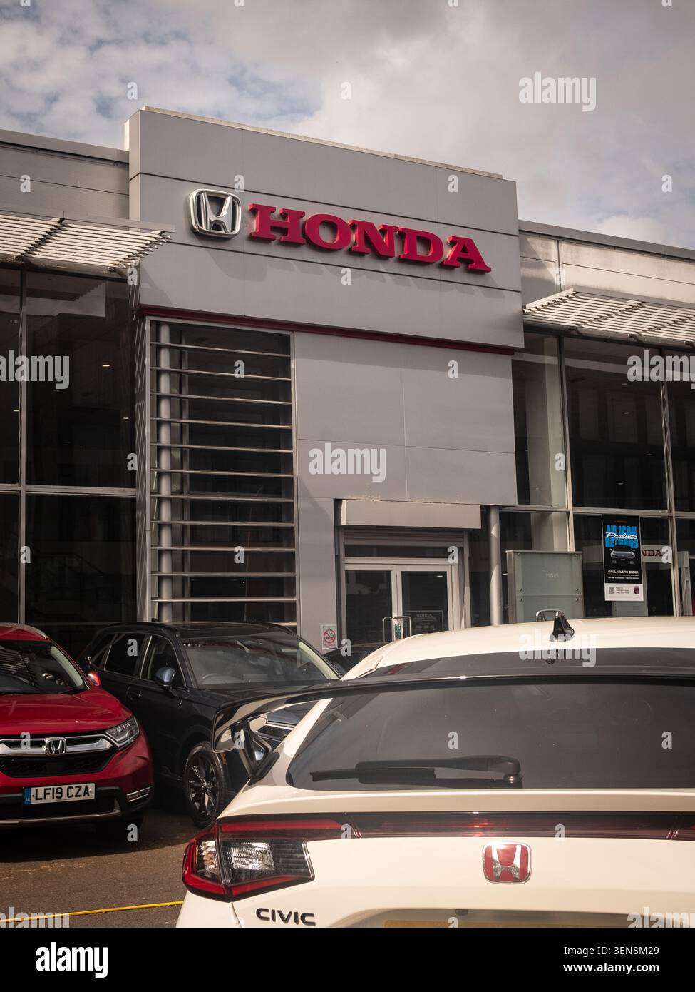 LONDON – 16. APRIL 2026: Chiswick High Road – Honda Autohändler mit Civic Type R Stockfoto