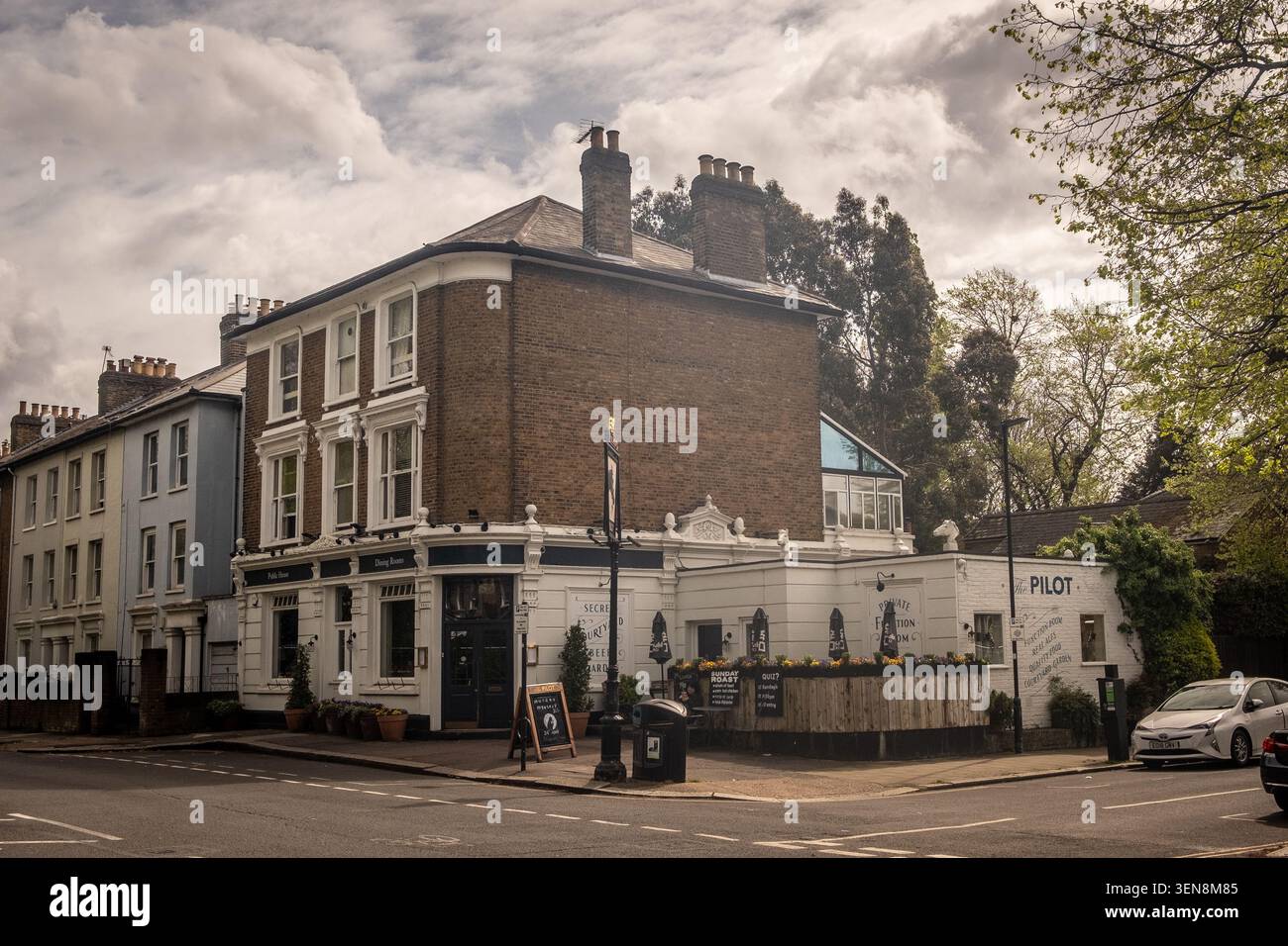 LONDON – 16. APRIL 2026: CHISWICK – The Pilot Traditional Pub Stockfoto