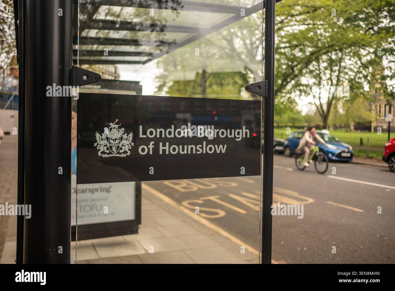 LONDON - 17. APRIL 2026: CHISWICK HIGH ROAD – Schild für Bushaltestelle nach Hounslow Stockfoto