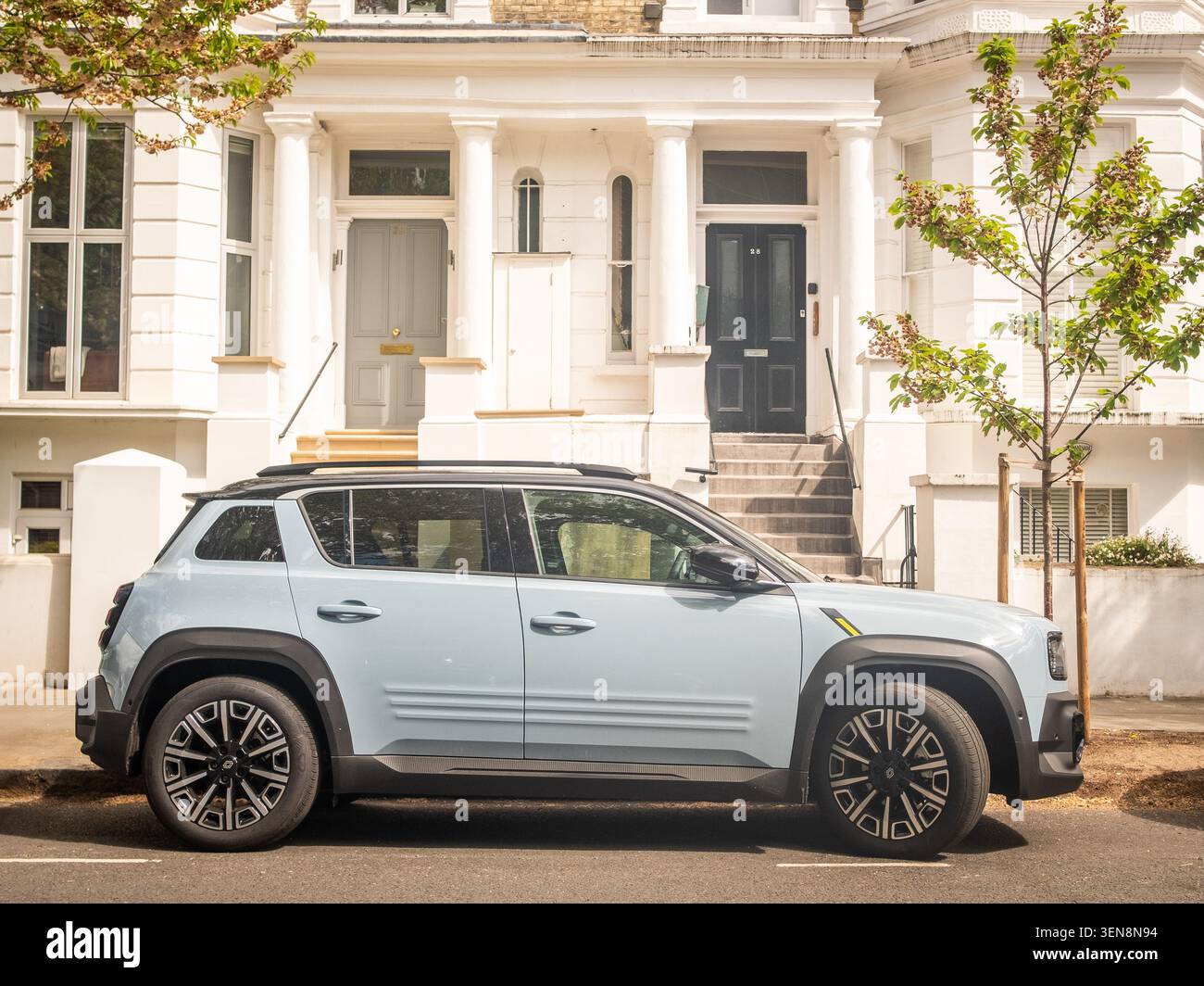 LONDON – 18. APRIL 2026: HAMMERSMITH – hellblauer Renault Electric Crossover SUV Stockfoto