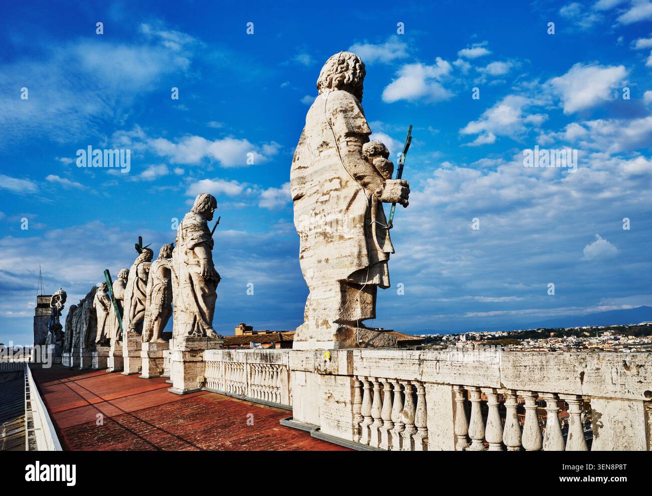 Elf massive Statuen der Heiligen und Apostel (zwischen 1612 und 1614 geschaffen). Sie stehen auf dem Dach des Petersdoms in Vatikanstadt, Rom Stockfoto