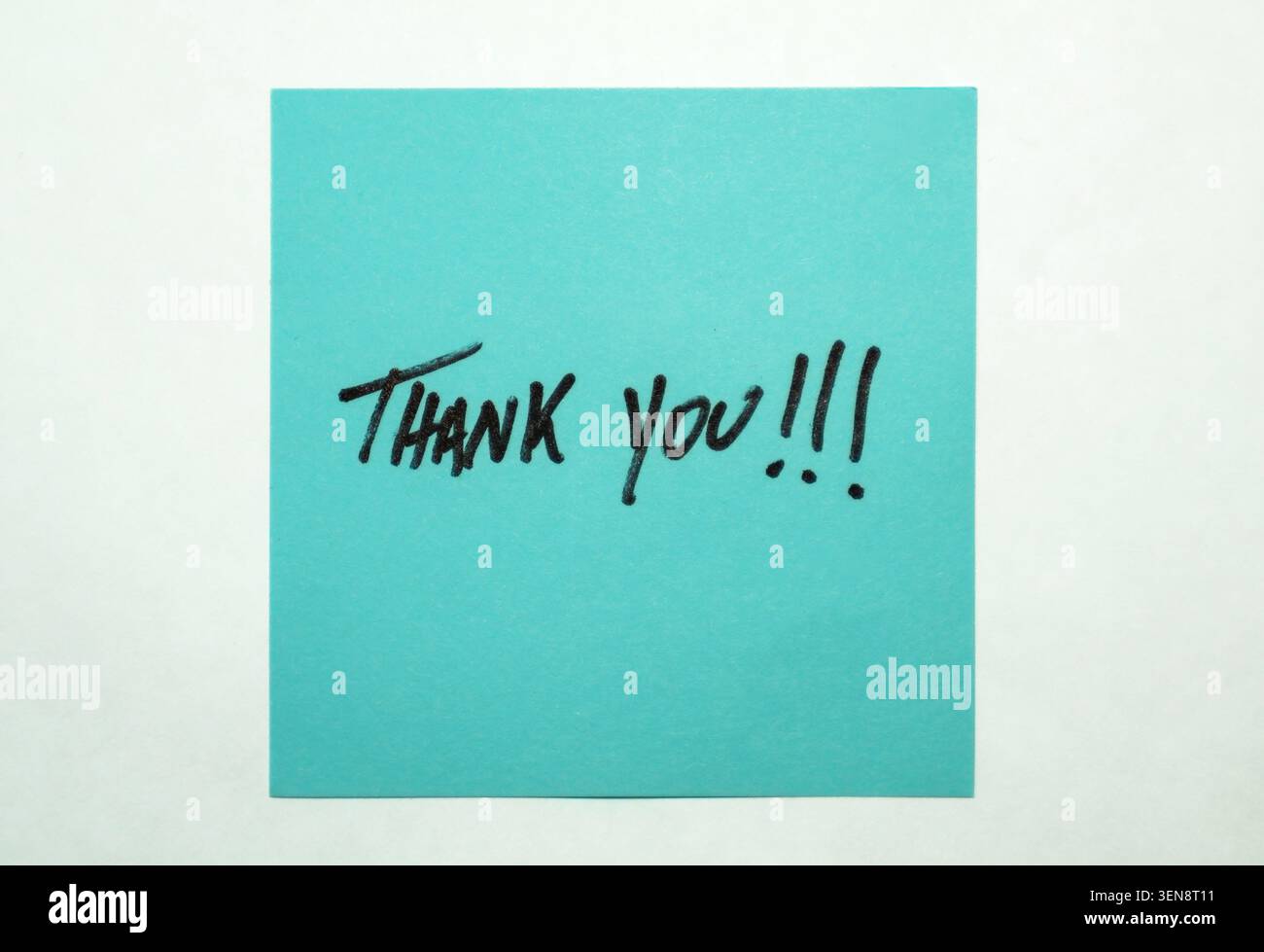 Das Wort Danke auf einer blauen Post-it-Notiz als Konzeptressource für redaktionelle und viele andere Anwendungen. Stockfoto