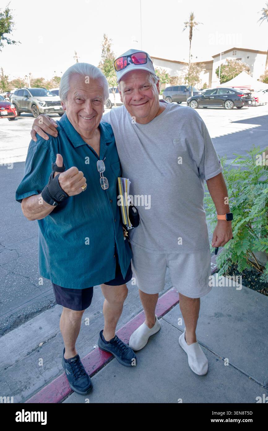 Palm Desert California, zwei Männer, männliche Erwachsene, Senioren, Mann mittleren Alters, draußen stehen, lächeln, Porträt, Freundschaft, beste Freunde, Arm herum sollte Stockfoto