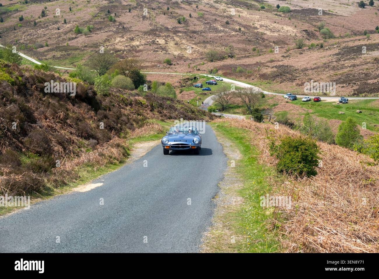 Der klassische E-TYPE Jaguar fährt durch die North York Moors Stockfoto