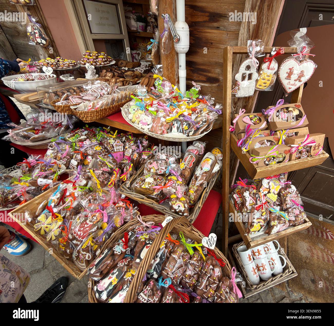 Traditionell dekorierte Lebkuchenkekse zum Verkauf in einem Souvenirladen in Prag. Mai 2026. Prag, Tschechische Republik Stockfoto