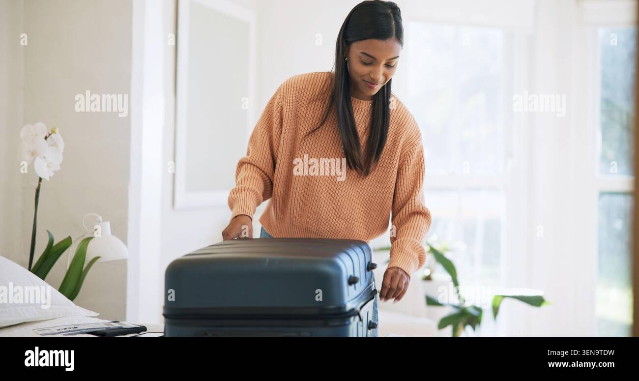 Close, Koffer oder Frau mit Lächeln im Schlafzimmer, Reisevorbereitung oder internationale Reise für Urlaub. Zuhause, Vorbereitung und Person mit Organisation Stockfoto