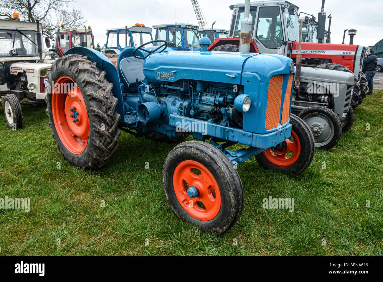 Eine Serie von Oldtimer-Traktoren, die an einem gemeinnützigen Traktor nach Bridgnorth, Großbritannien, teilnehmen Stockfoto