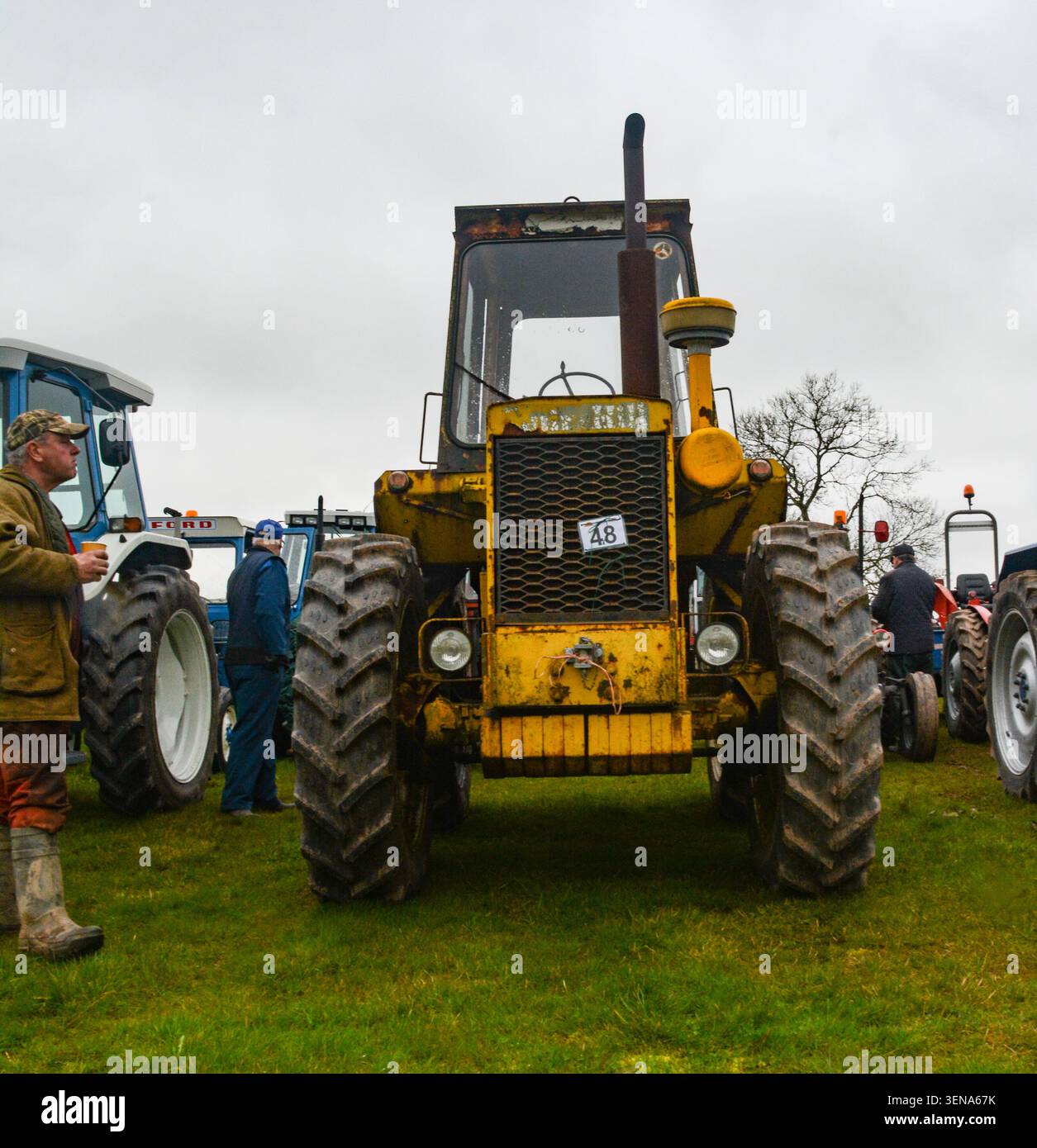 Eine Serie von Oldtimer-Traktoren, die an einem gemeinnützigen Traktor nach Bridgnorth, Großbritannien, teilnehmen Stockfoto
