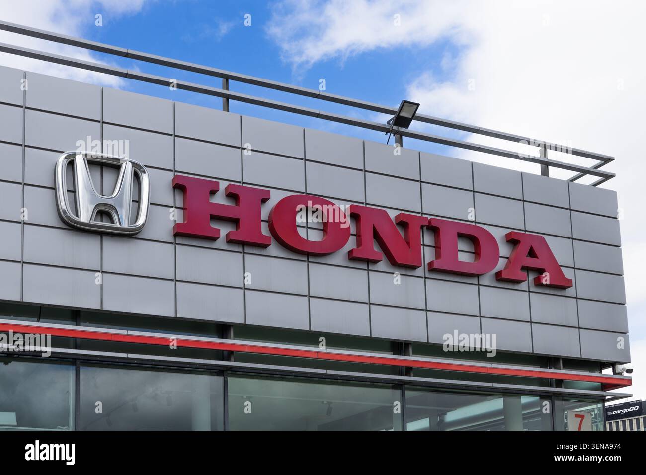 Honda Logo und Markenname in einem Ausstellungsraum. Vilnius, Litauen, 1. Mai 2026 Stockfoto