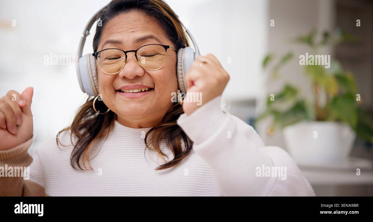 Tanzen, streamen oder ältere Frau zu Hause mit Kopfhörern, Rhythmus oder Musik-Playlist hören. Glücklich, Platz oder Person im Wohnzimmer mit Technik Stockfoto