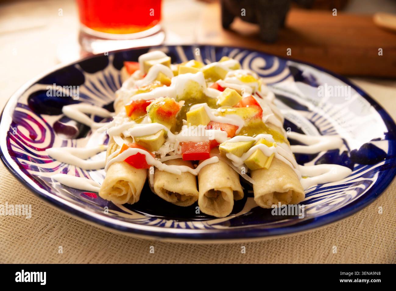 Goldenes Tacos. Mexikanisches Gericht, auch bekannt als Flautas, besteht aus einer gerollten Maistortilla mit etwas Füllung, üblicherweise Hühnchen oder Rindfleisch oder vegetarische Gerichte Stockfoto