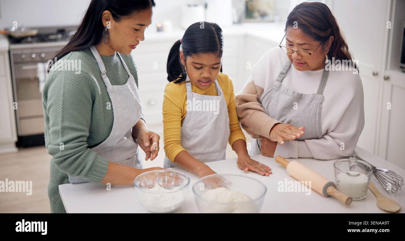 Backen, Großmutter, Mutter mit Kind in der Küche, Erlernen kulinarischer Fähigkeiten und Hilfe bei der Speisevorbereitung. Kleben, Frauen oder Mädchen mit Teig zum Kochen Stockfoto