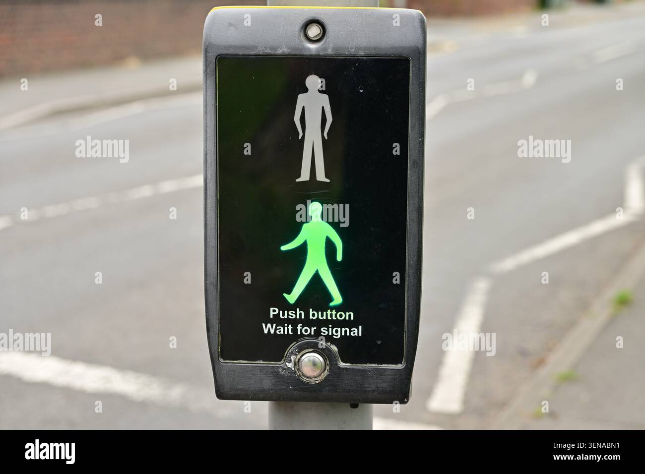 Fußgängersignal mit Druckknopf und grüner Gehfigur Stockfoto