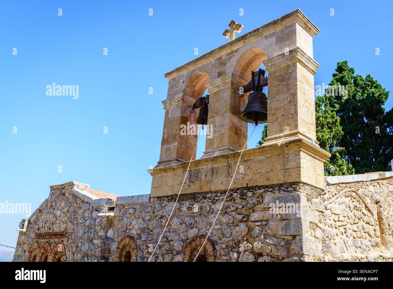 Glockenturm der griechisch-orthodoxen Kirche im Kloster Panagia Kera Kardiotissa auf Kreta, Griechenland Stockfoto