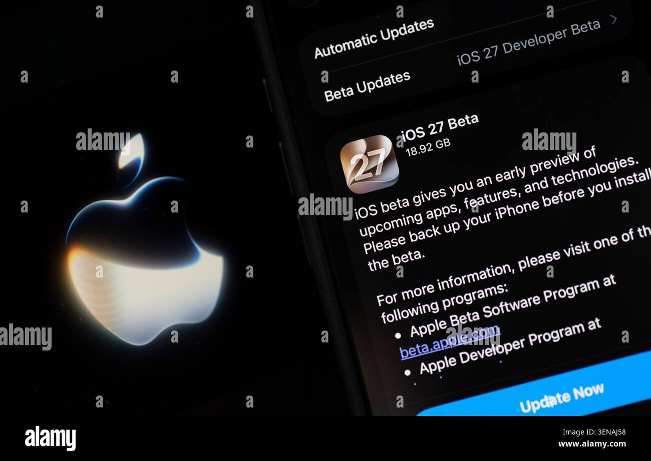 10. Juni 2026: in dieser Abbildung zeigt ein iPhone am 10. Juni 2026 in Neu-Delhi, Indien, neben einem beleuchteten Apple-Logo den Bildschirm für iOS 27 Beta-Software-Updates. (Kreditbild: © David Talukdar/ZUMA Press Wire) NUR REDAKTIONELLE VERWENDUNG! Nicht für kommerzielle ZWECKE! Stockfoto