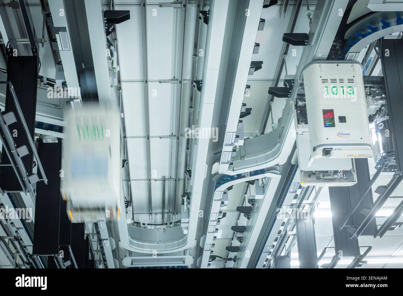 Infineon Technologies AG in Dresden Reinraum der neuen Smart Power Fab der Infineon Technologies AG in Dresden am 10. Juni. 2. Juli wird die Smart Power Fab feierlich eröffnet. Das neue Werk ist mit einem Investitionsvolumen von fünf Milliarden Euro die größte Einzelinvestition in der Geschichte von Infineon und eines der größten Investitionsprojekte in Deutschland. Transport- und Lagerbehälter für 300 mm Wafer mit Frontöffnung in der neuen Smart Power Fab der Infineon Technologies AG in Dresden FOUP, Front Opening Unified Pod Dresden Sachsen Deutschland *** Infineon Technologies AG in Dres Stockfoto