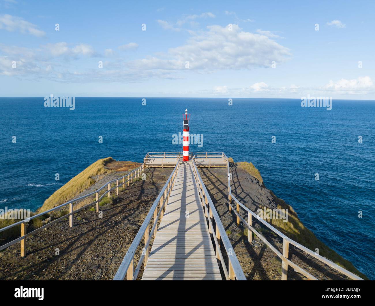 Kleiner Leuchtturm auf der zerklüfteten Klippe der Azoren, Sao Miguel, Schiffsanzeige, vulkanisches Gestein, Drohnenvideo Stockfoto