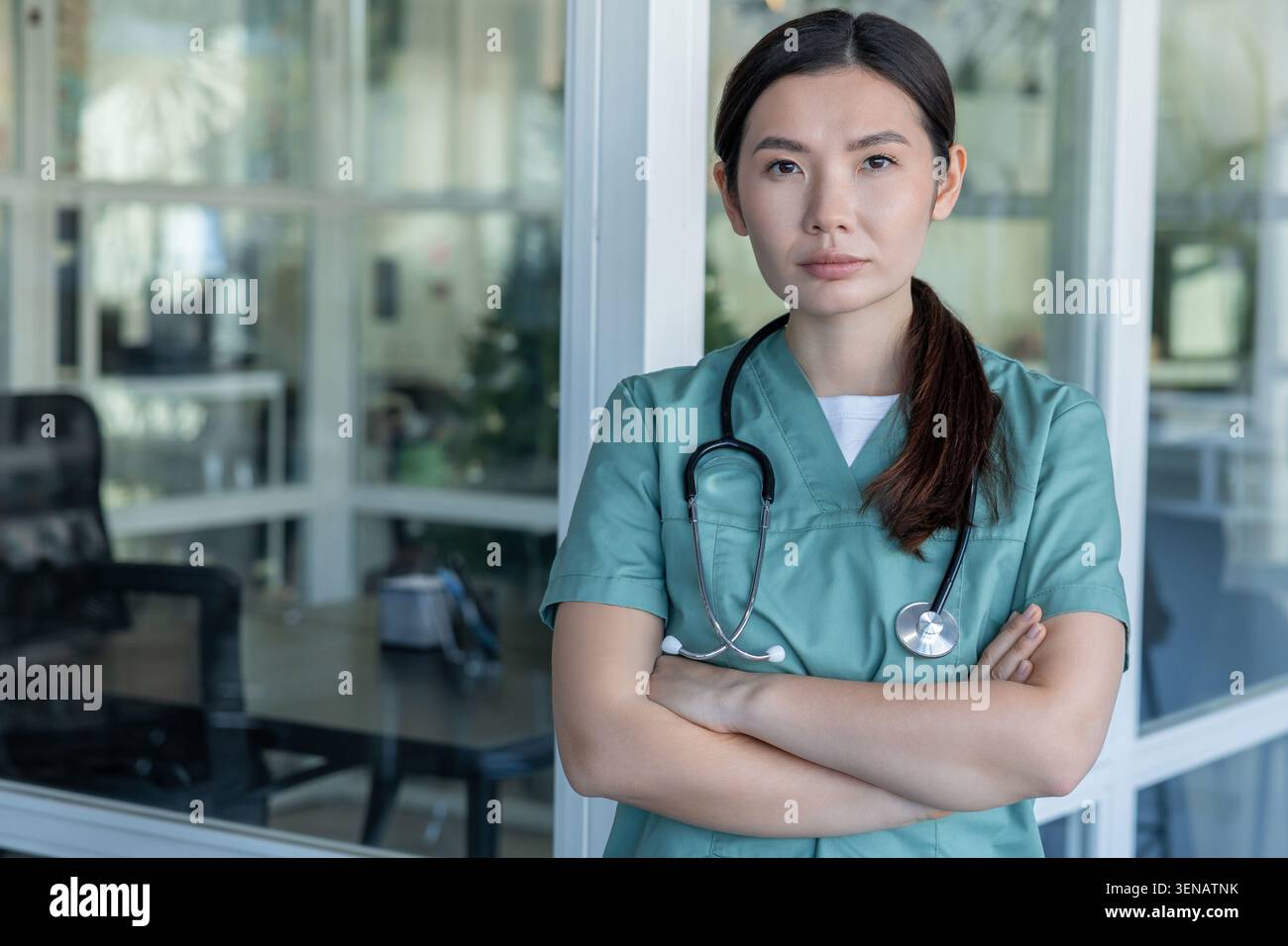 Süße junge Ärztin im Laborkittel und mit Stethoskop um den Hals Stockfoto