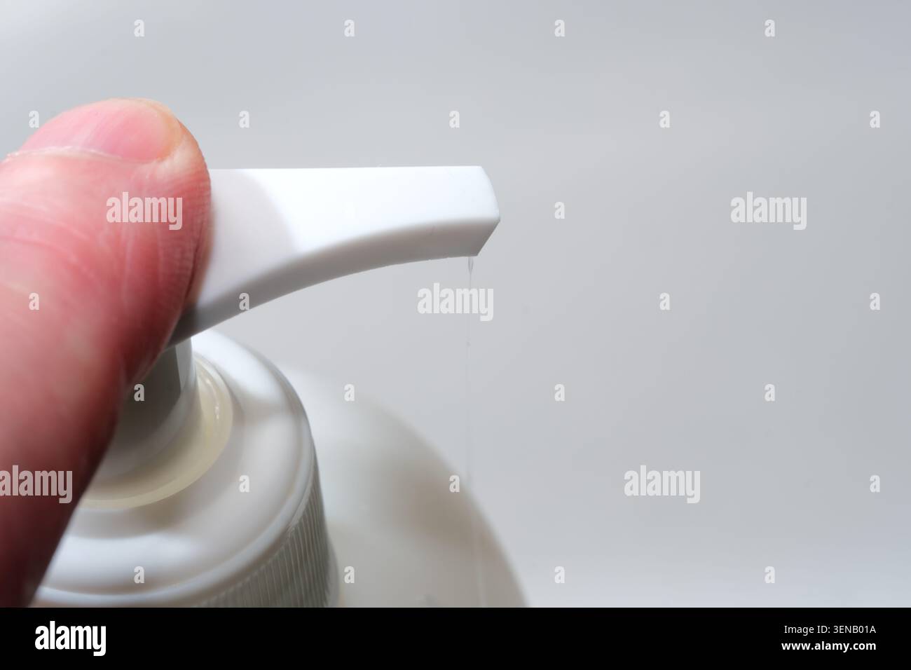 Durch sanftes Drücken einer Pumpe mit der Hand wird die feuchtigkeitsspendende Lotion für eine glatte Haut freigesetzt. Stockfoto