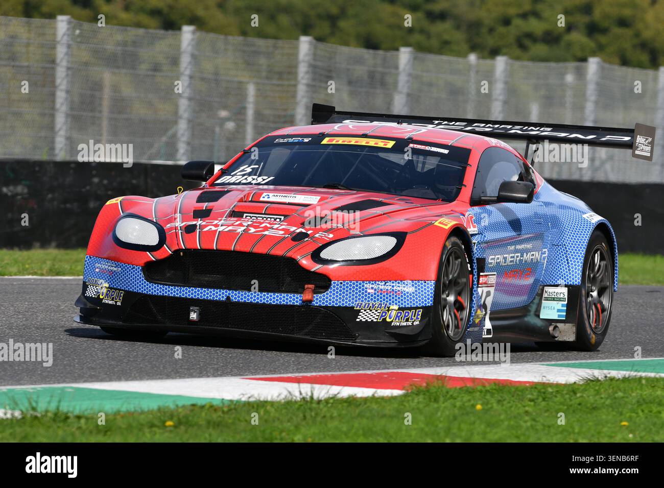 Scarperia, Italien - 12. Oktober 2024: Aston Martin V12 Vantage GT3 Spider-man-Lackierung von unbekannt in Aktion während des Trainings im Mugello CIR Stockfoto