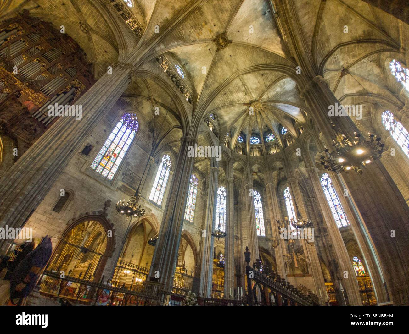 Barcelona, ​​Spain, 28. Mai 2025: Gotische Innenausstattung der Kathedrale von Barcelona (Kathedrale des Heiligen Kreuzes und St. Eulalia). Die Tiefwinkelansicht Stockfoto