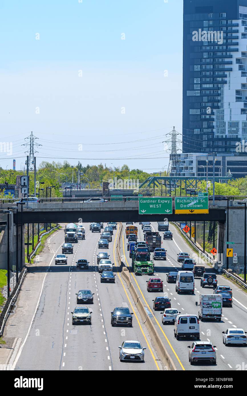 An klaren Tagen fließt der Verkehr entlang des Don Valley Parkway unter den Wegweisern zum Gardiner Expressway und zur Richmond Street. Stockfoto